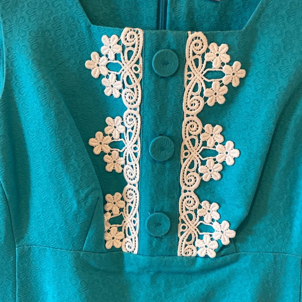 Lilly Pulitzer Blue Sleeveless Dress with Buttons and White Appliqué - Picture 3 of 14
